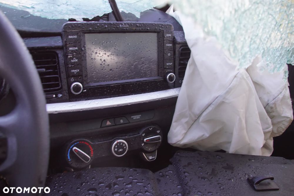Auto na części - Kia Stonic 1.0 T-GDI 120 KM G3LC M6CF1 EU3 2019R Silnik Skrzynia Drzwi Zderzak Lampa Lusterko Klamka Szyba Deska Kokpit Sterownik Moduł Czujnik Licznik Wyświetlacz Panel Kierownica - 12