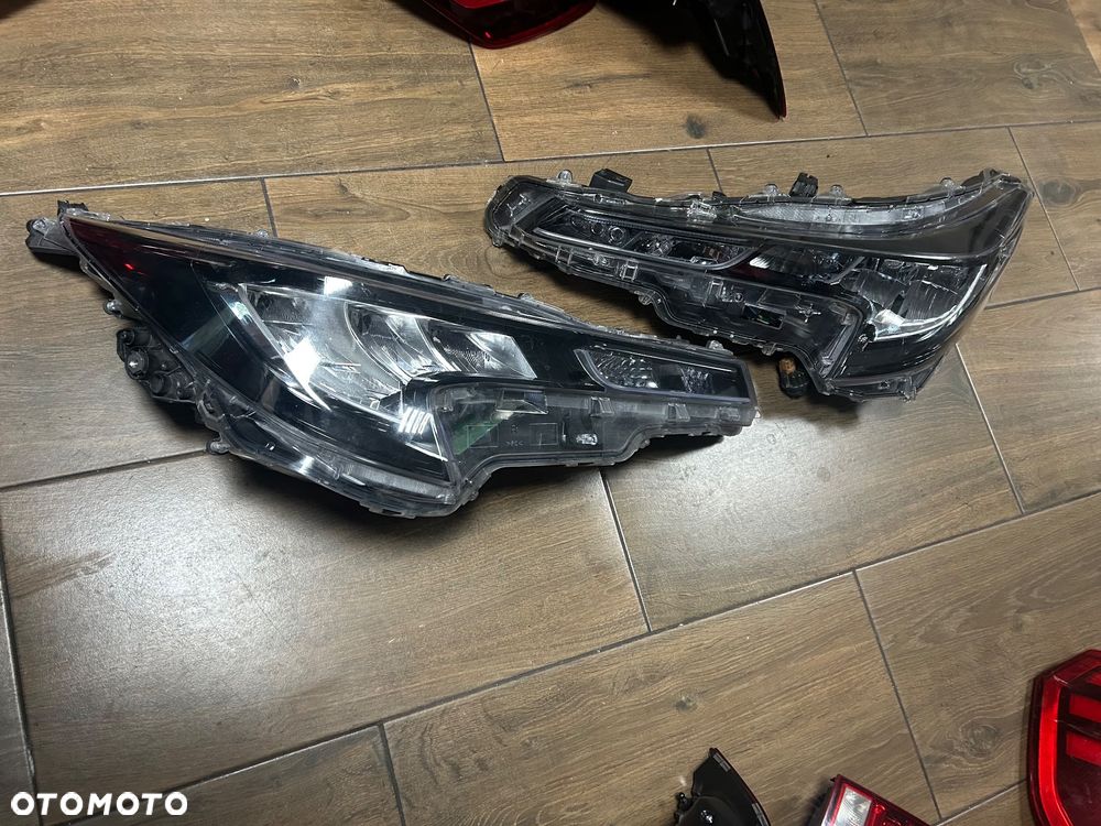 TOYOTA COROLLA E21 LAMPA PR;lew PRZÓD 81110-02S60 org - 2