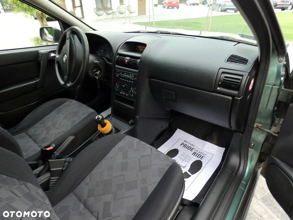 Opel Astra 1.6 Sportive - 19