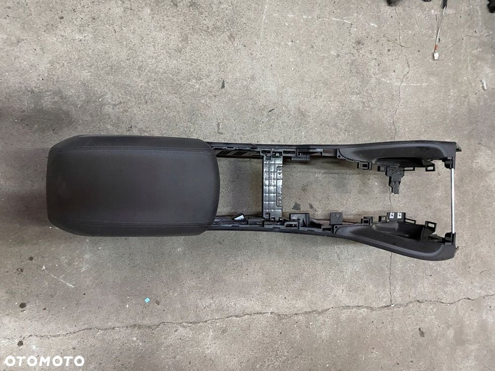 JEEP GRAND CHEROKEE WK2 PODŁOKIETNIK - 1