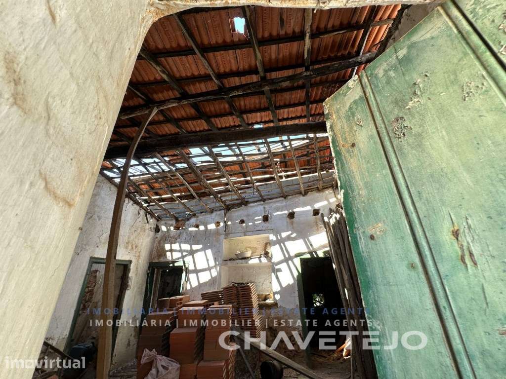 Casa térrea antiga para recuperar situada na aldeia dos Casais. - Grande imagem: 4/7