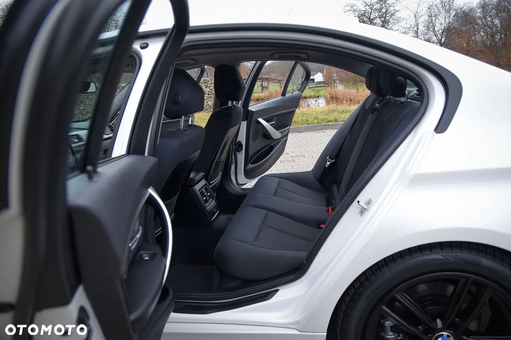 BMW Seria 3 318d - 33