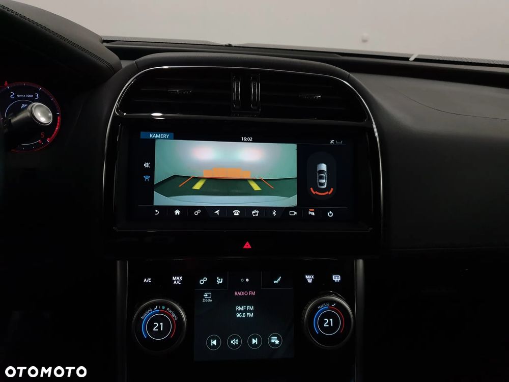 Jaguar XE 2.0 D180 SE - 27