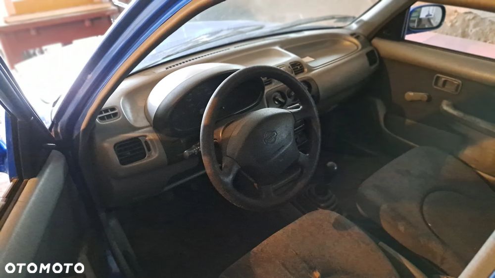 Nissan Micra 1.0 L - 10