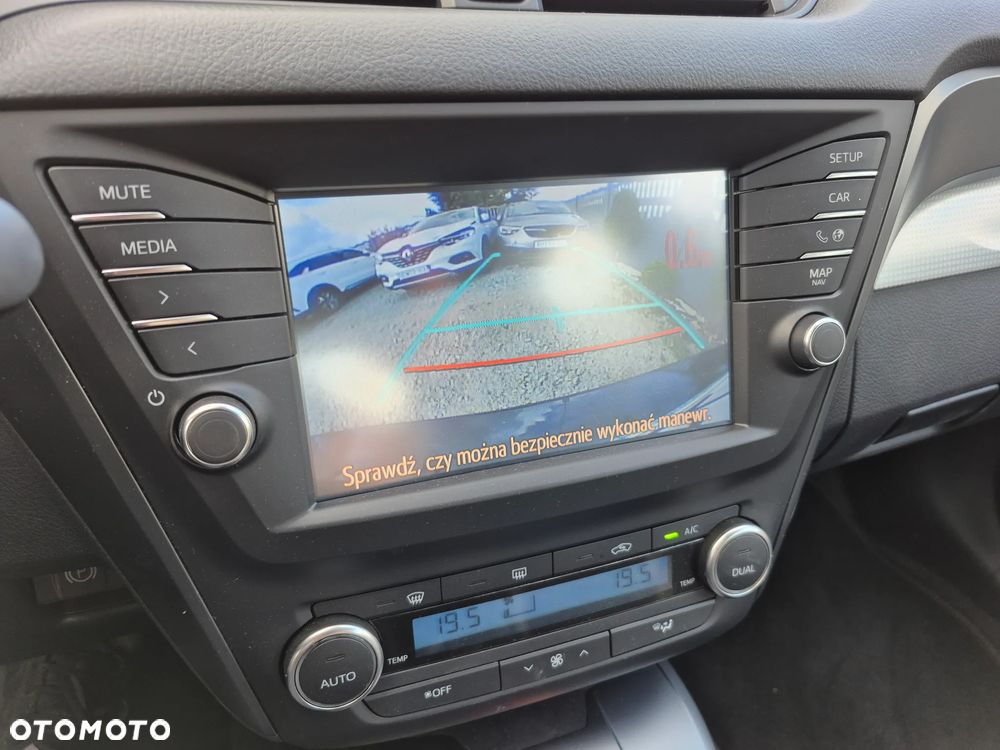 Toyota Avensis 1.6 D-4D Premium - 11