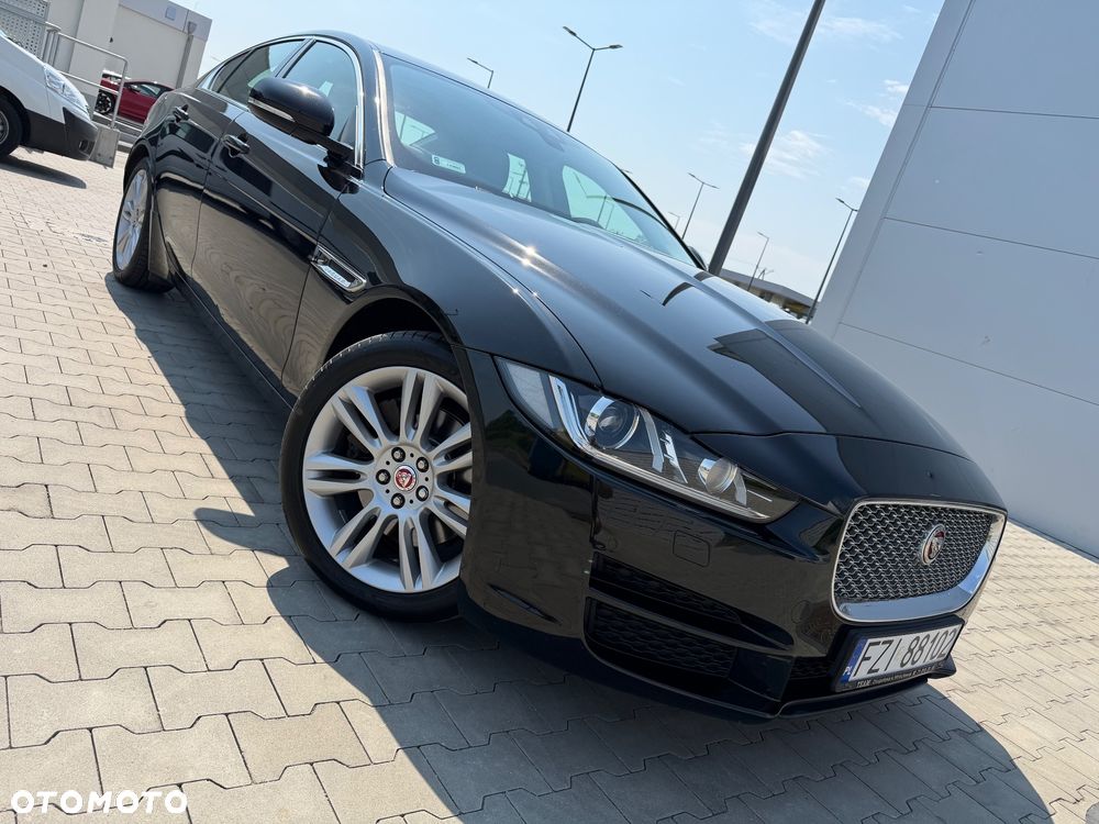 Jaguar XE 2.0 T Portfolio - 6