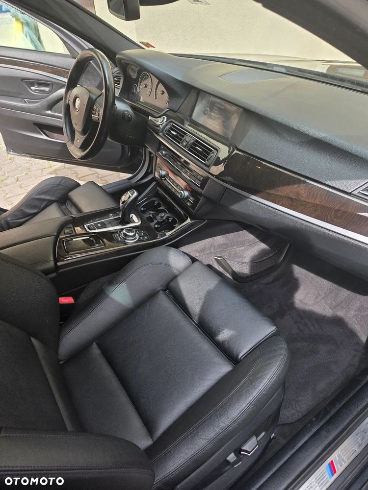 BMW Seria 5 550i Sport-Aut - 25