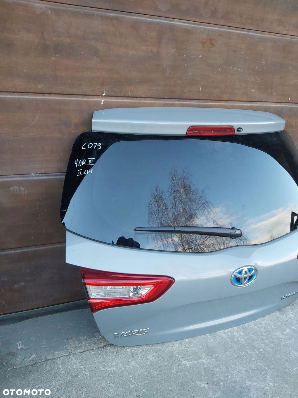 Toyota Yaris III Lift klapa tył bagażnika Hybryda lampa kamera - 2