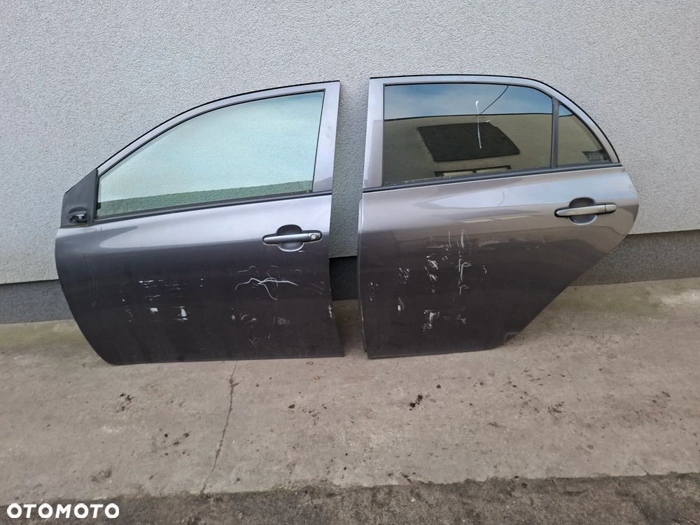 TOYOTA COROLLA E14 E15 SEDAN 06- DRZWI LEWE PRZÓD