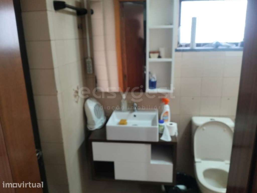 Moradia de dois pisos T1 e T4 com duas entradas independentes - Grande imagem: 5/14