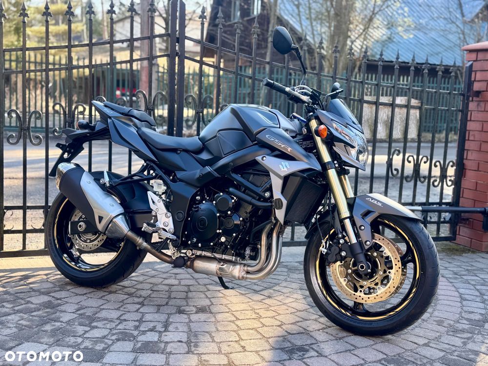 Suzuki GSR - 2