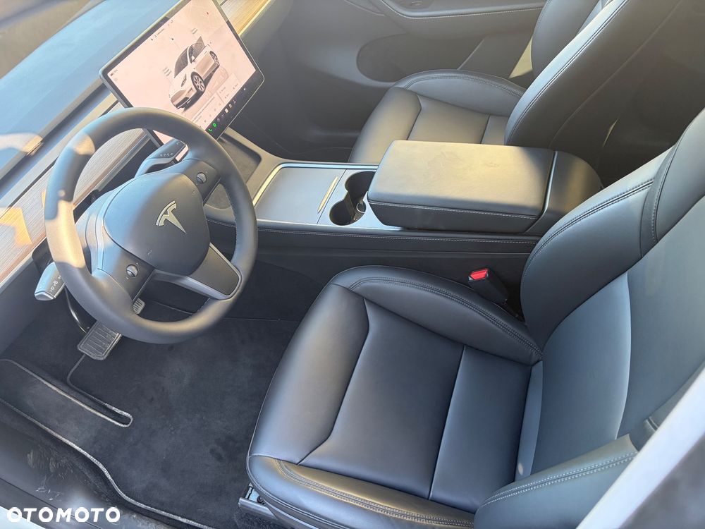 Tesla Model Y - 9