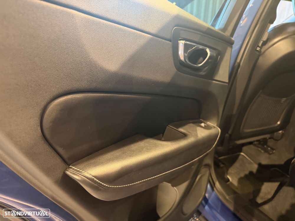 Volvo XC 60 2.0 T8 PHEV R-Design AWD - 33