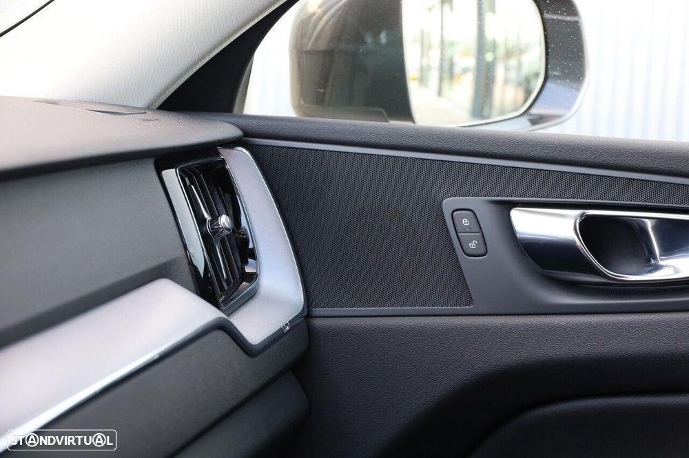 Volvo XC 60 2.0 B4 Momentum Plus - 15