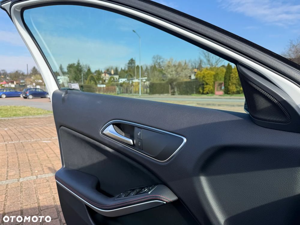 Mercedes-Benz GLA 220 4-Matic AMG Line - 12