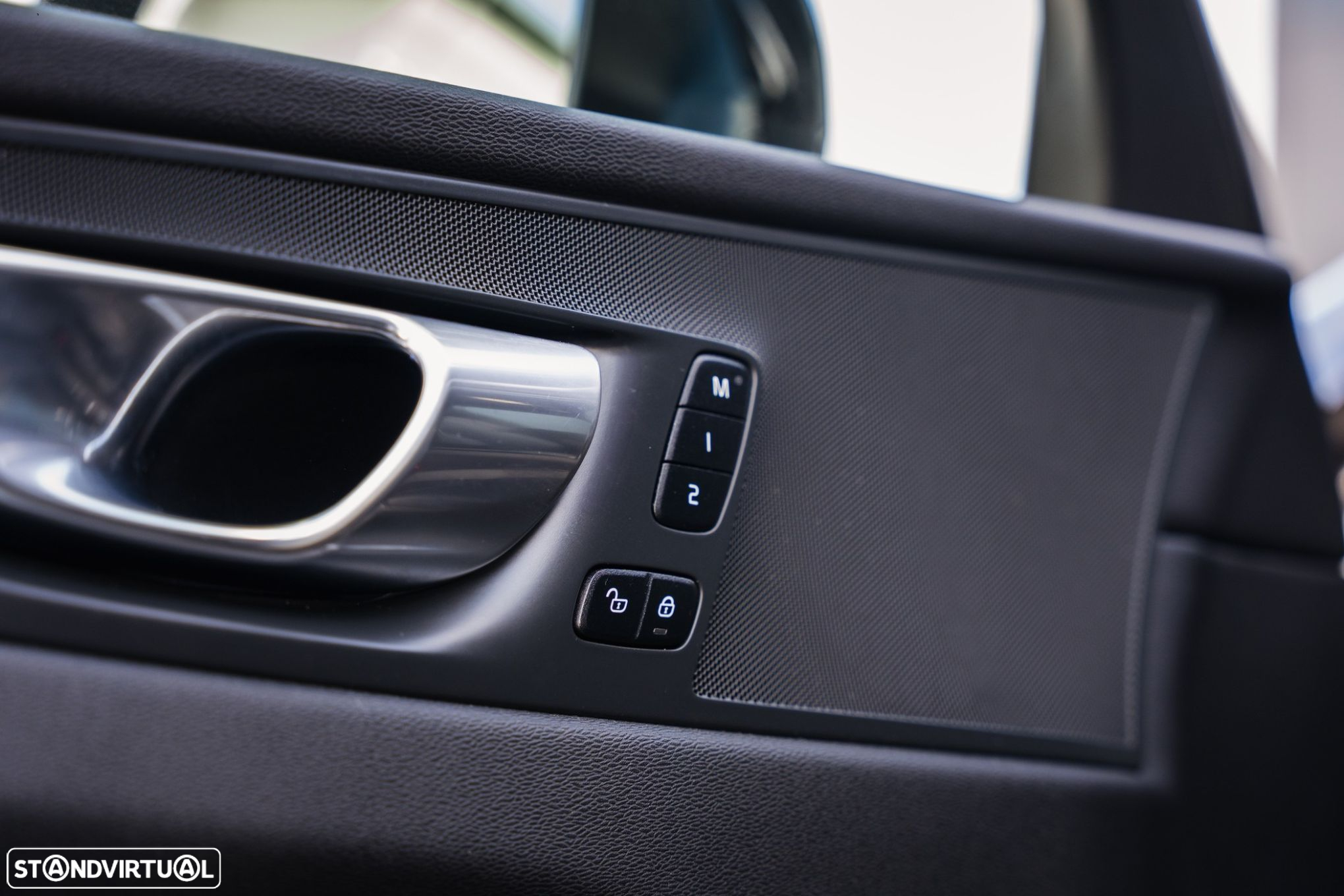Volvo XC 60 2.0 T6 PHEV R-Design AWD - 19