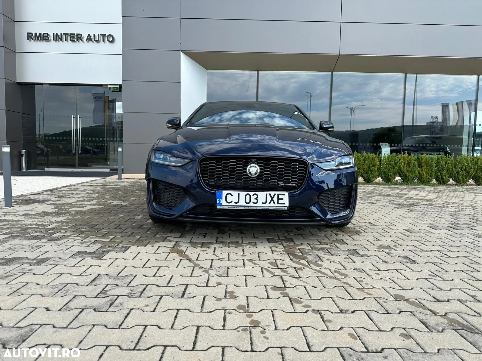 Jaguar XE P250 RWD R-Dynamic BLACK - 8