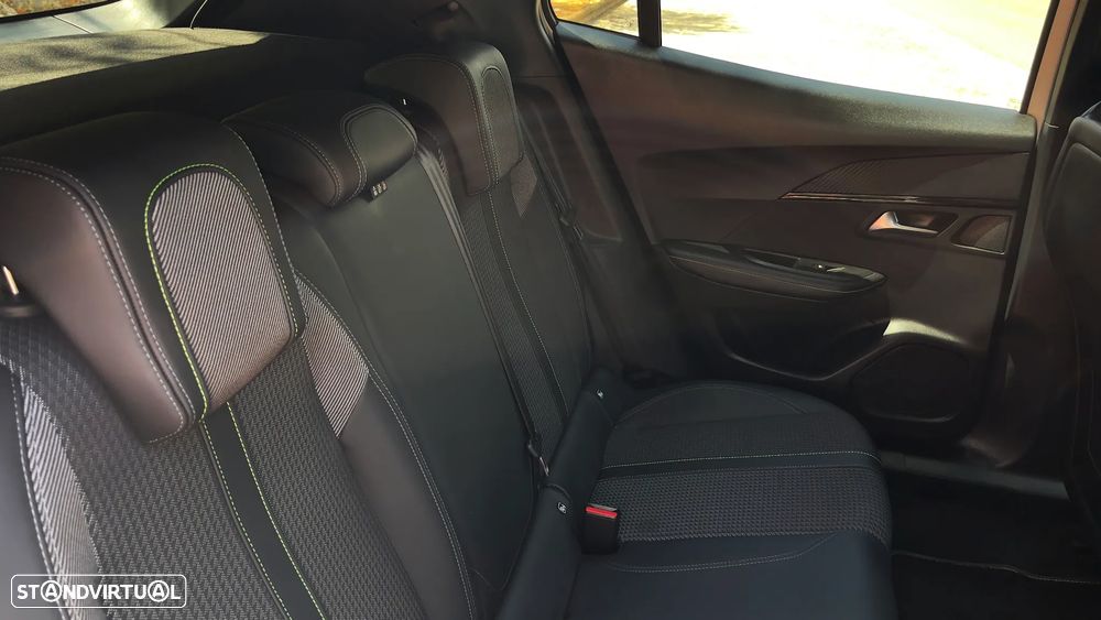 Peugeot 2008 PureTech 130 EAT8 GT - 22