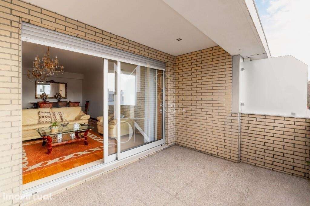 T2 com Suite, Varanda a Sul e Garagem Dupla a 10 min. do Hospital S. J - Grande imagem: 2/23