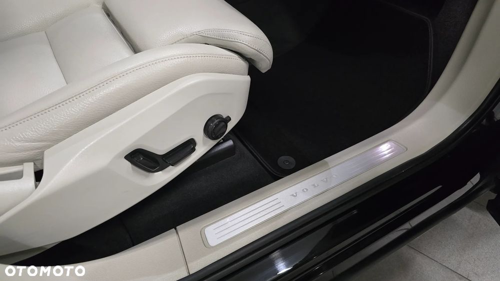 Volvo XC 60 B4 D Plus Dark - 16