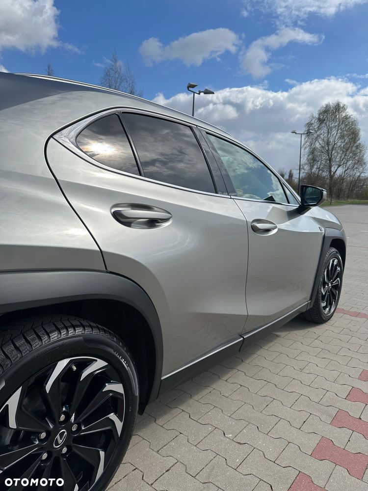 Lexus UX - 5