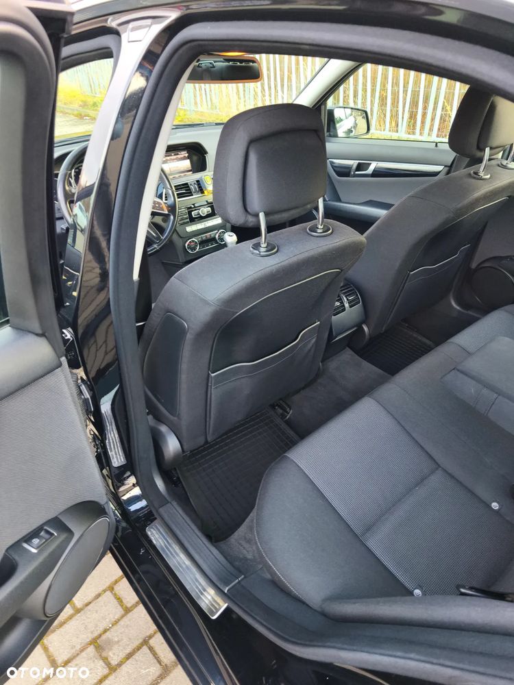 Mercedes-Benz Klasa C 180 CGI BlueEff Avantgarde - 13