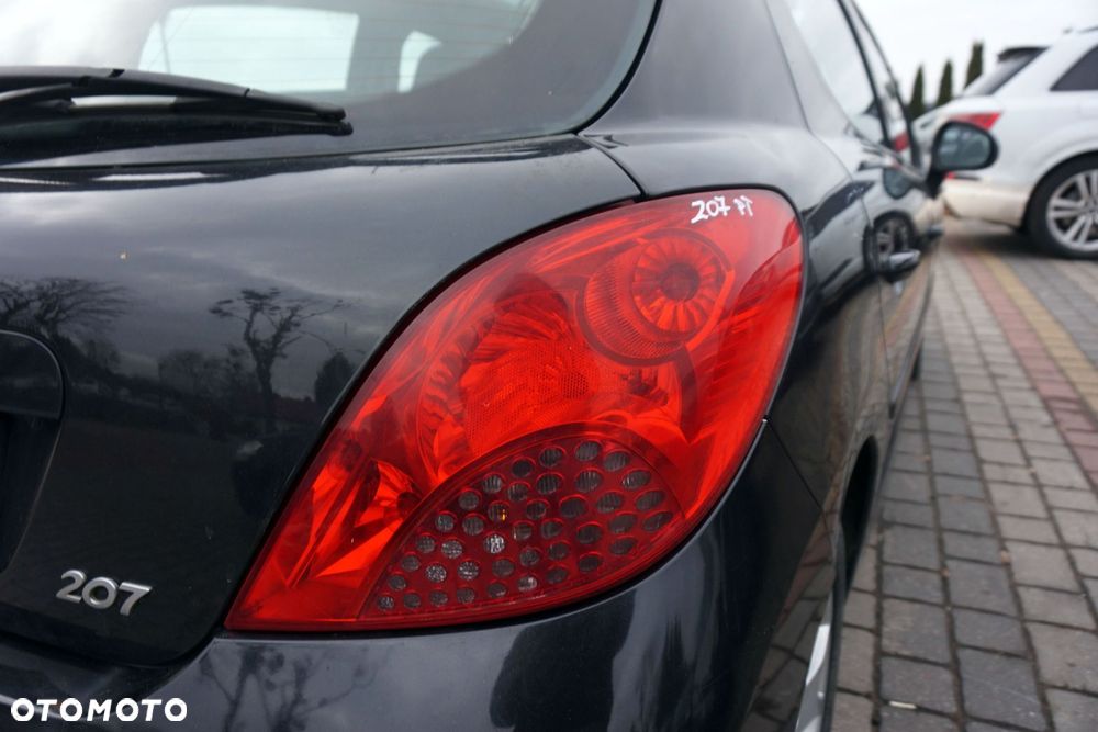 LAMPA TYLNA PRAWA 207  5D HB  PEUGEOT 2006-2009 - 2