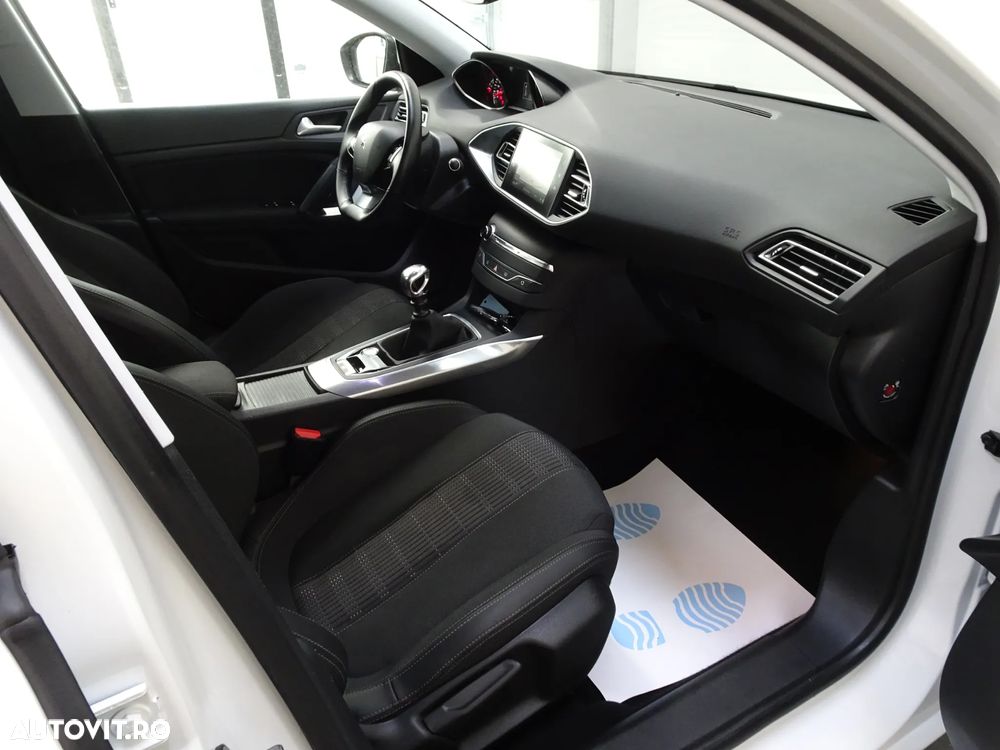 Peugeot 308 1.2 L PureTech Turbo S&S Allure - 16