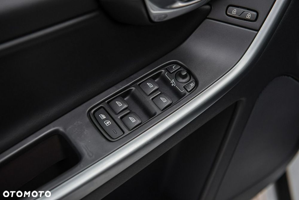 Volvo XC 60 D4 AWD Geartronic RDesign - 16