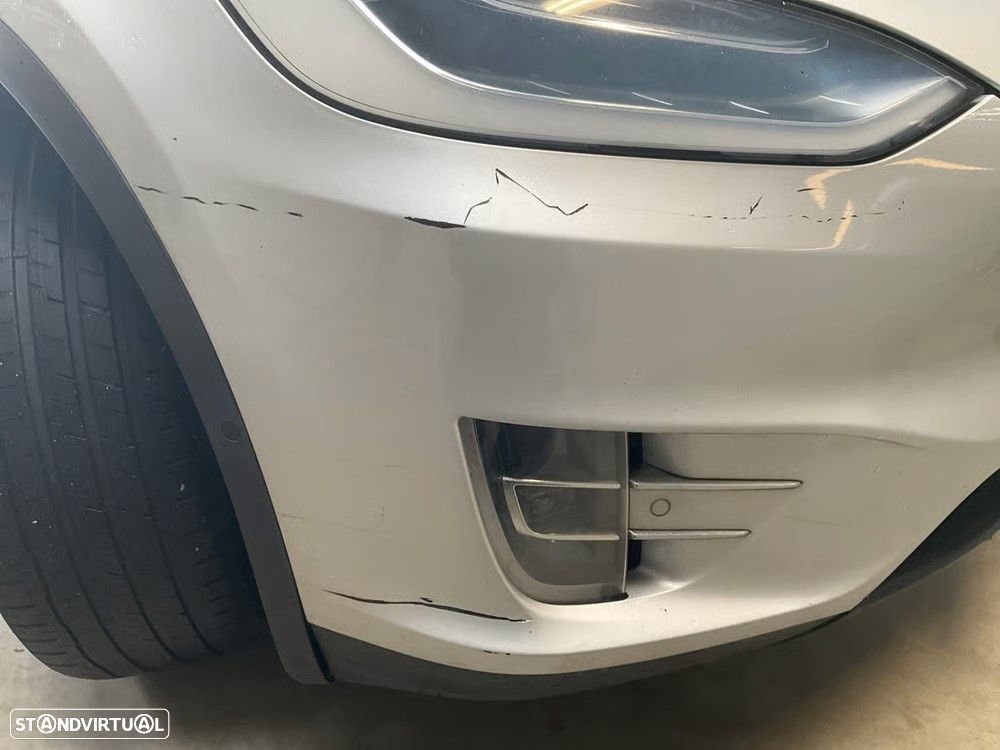Tesla Model X 90D - 18