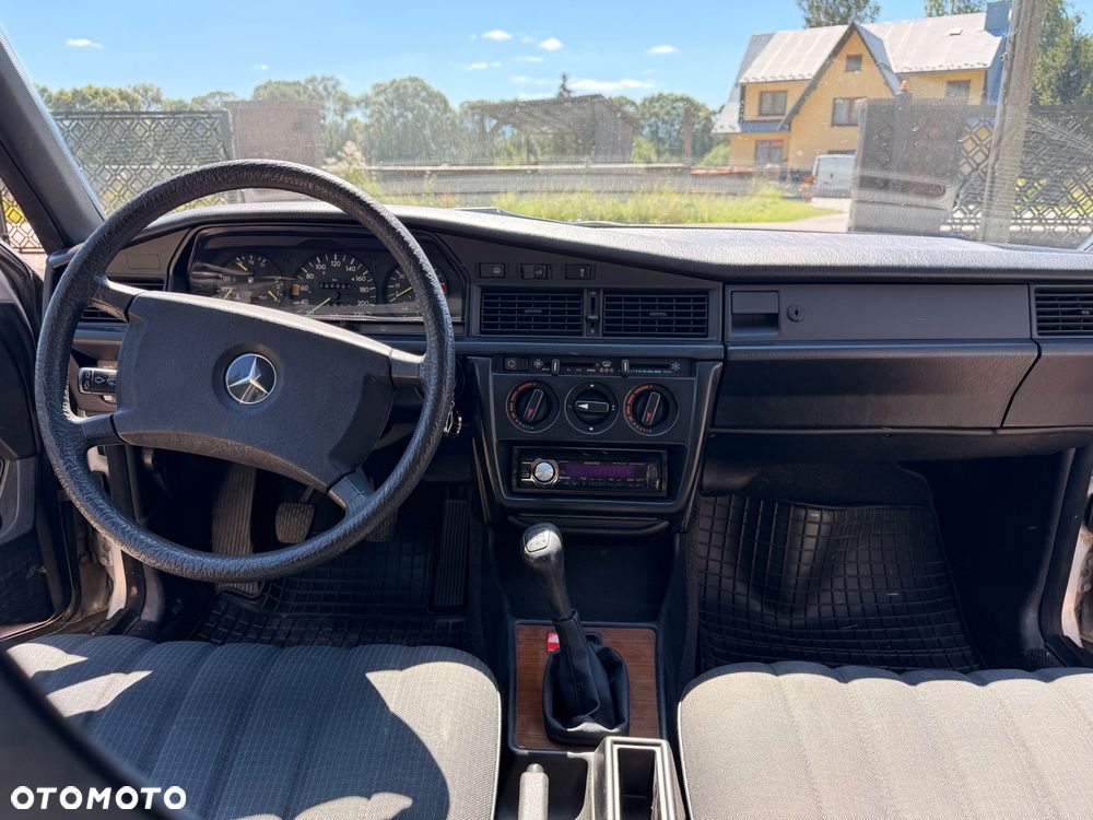 Mercedes-Benz W201 (190) - 12