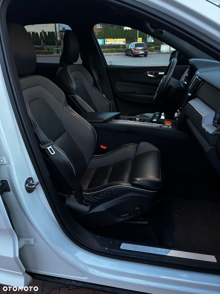 Volvo XC 60 B4 D Plus Dark - 24