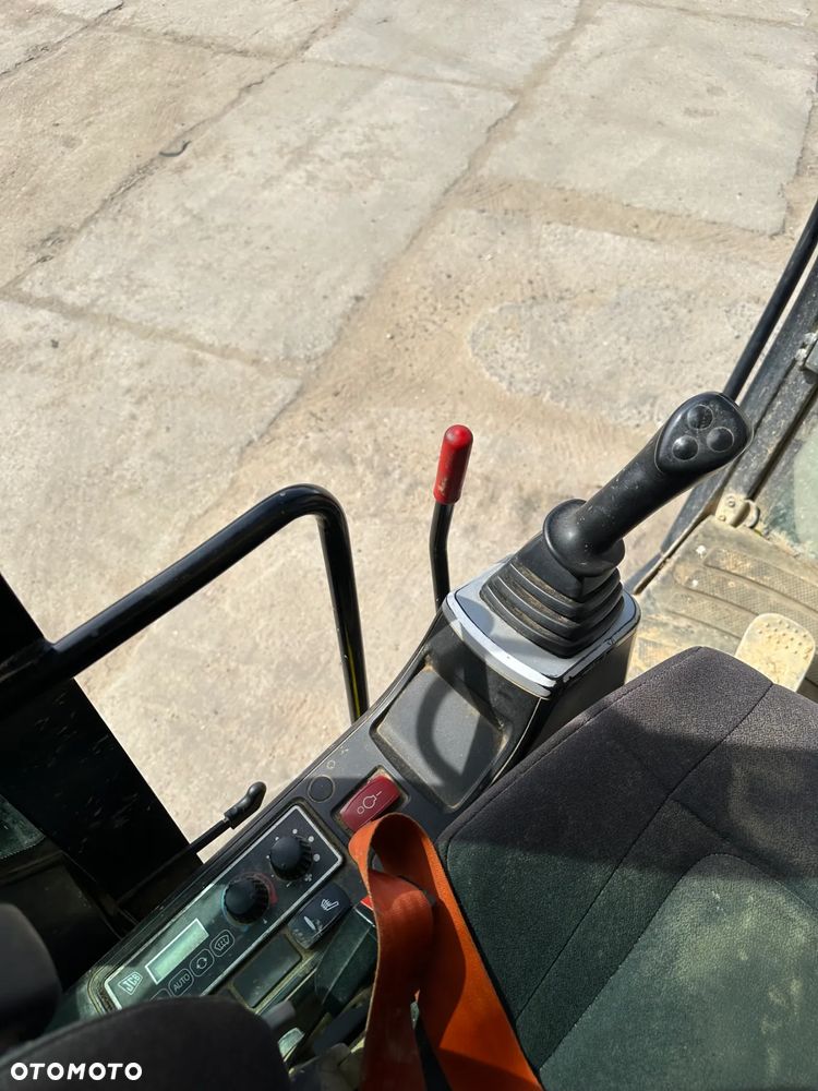 JCB JS 130 LC+ - 8