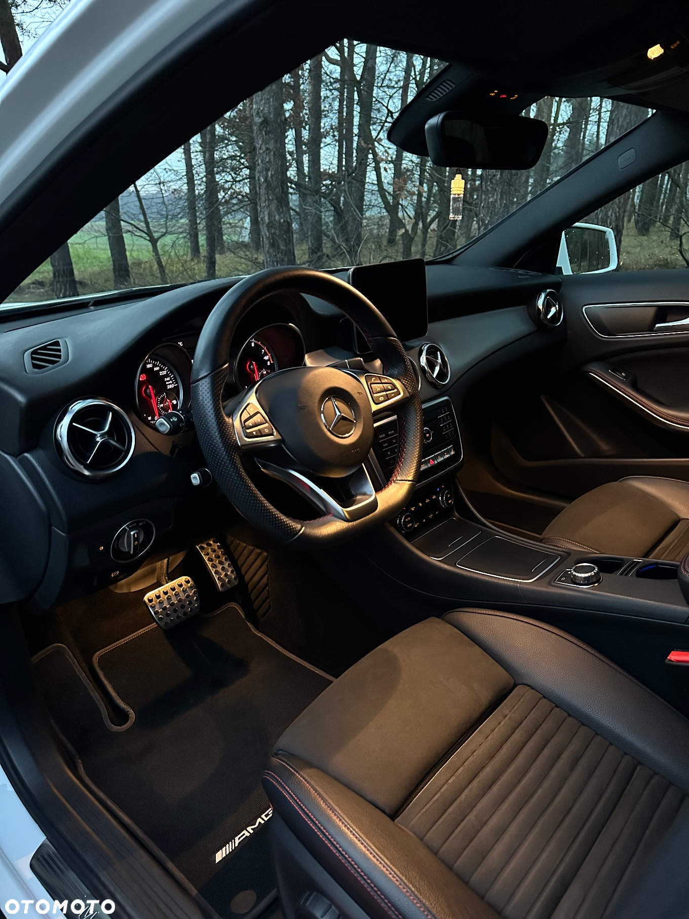 Mercedes-Benz GLA 200 7G-DCT AMG Line - 22