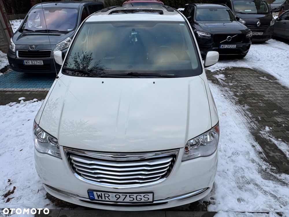 Chrysler Town & Country - 3
