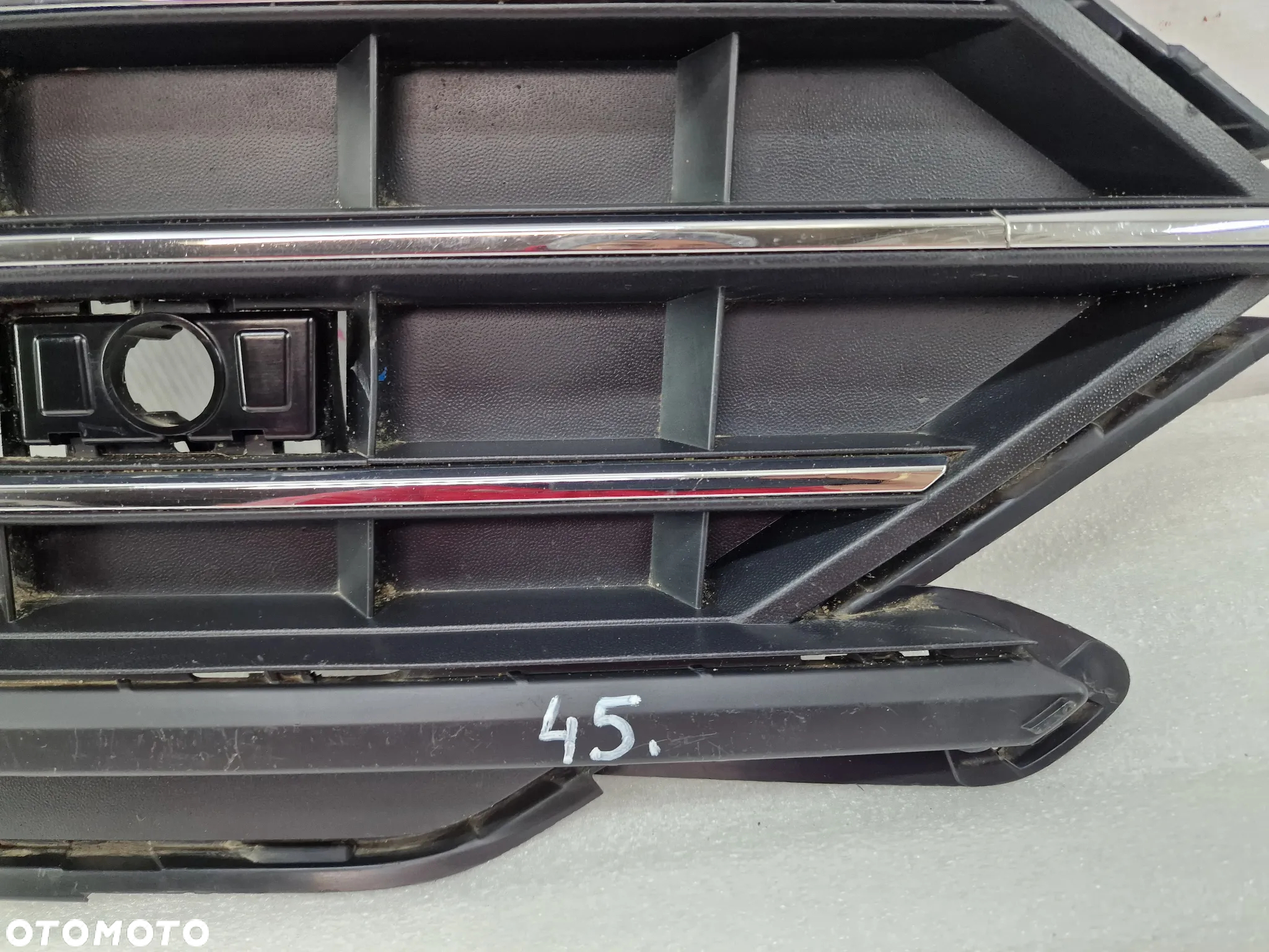 VW TOUAREG III 17- 760 PRAWA KRATKA BOCZNA ZDERZAKA PRZEDNIEGO PRZÓD , NR 760853666C , NR AUKCJI E/45 - 6