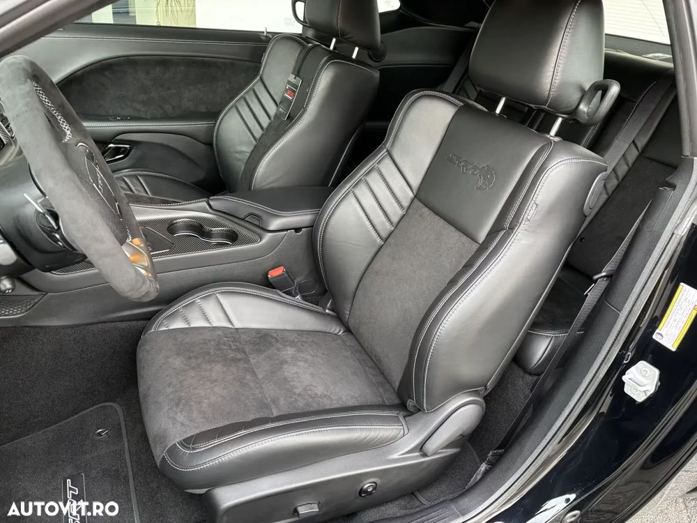 Dodge Challenger - 8