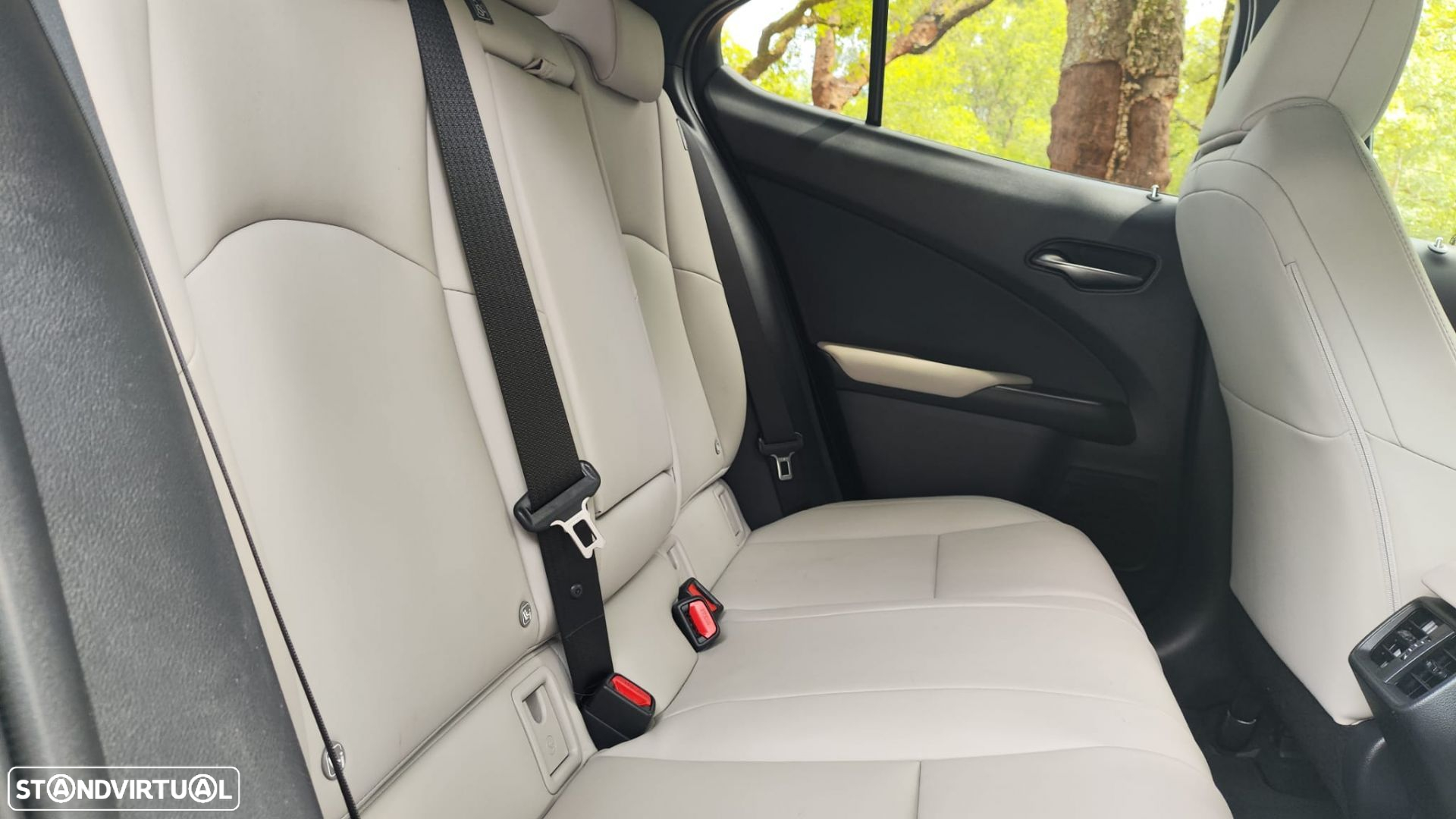 Lexus ux-250h Sport - 14