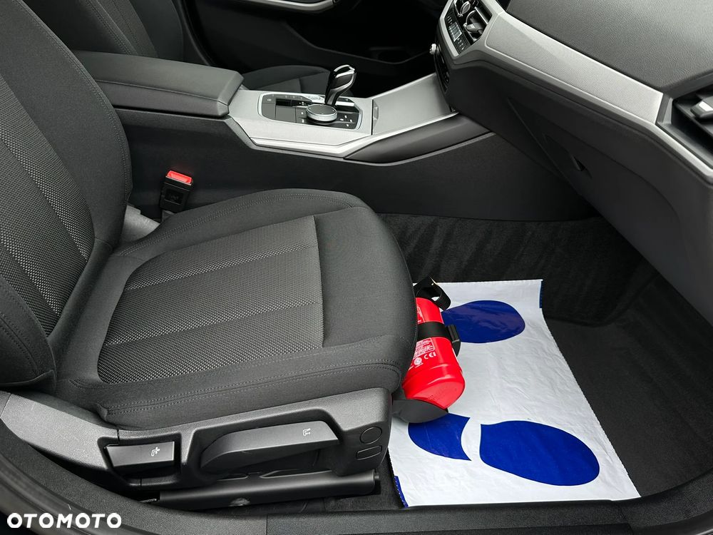 BMW Seria 3 330i Sport - 27