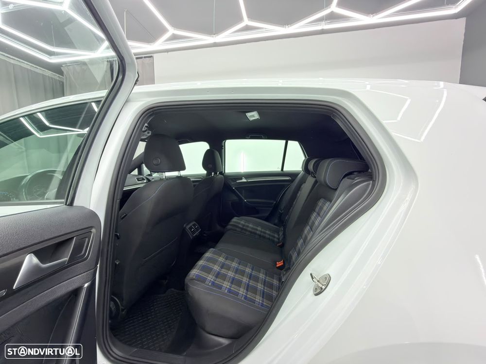 VW Golf 1.4 GTE Plug-In-Hybrid DSG - 11