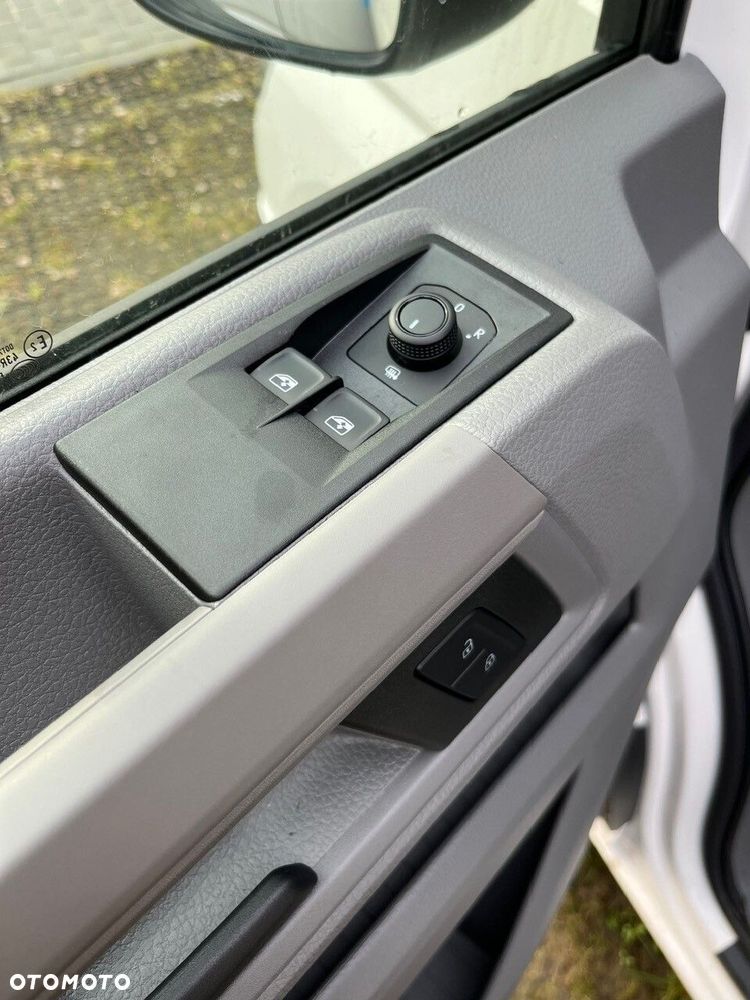 Volkswagen Crafter 35 Skrzyniowy z podwójną kabiną silnik: 2,0 l EU6 SCR 140 KM / skrzynia biegów: Przedni napęd manualna 6-biegowa rozstaw osi: 4490 mm - 15