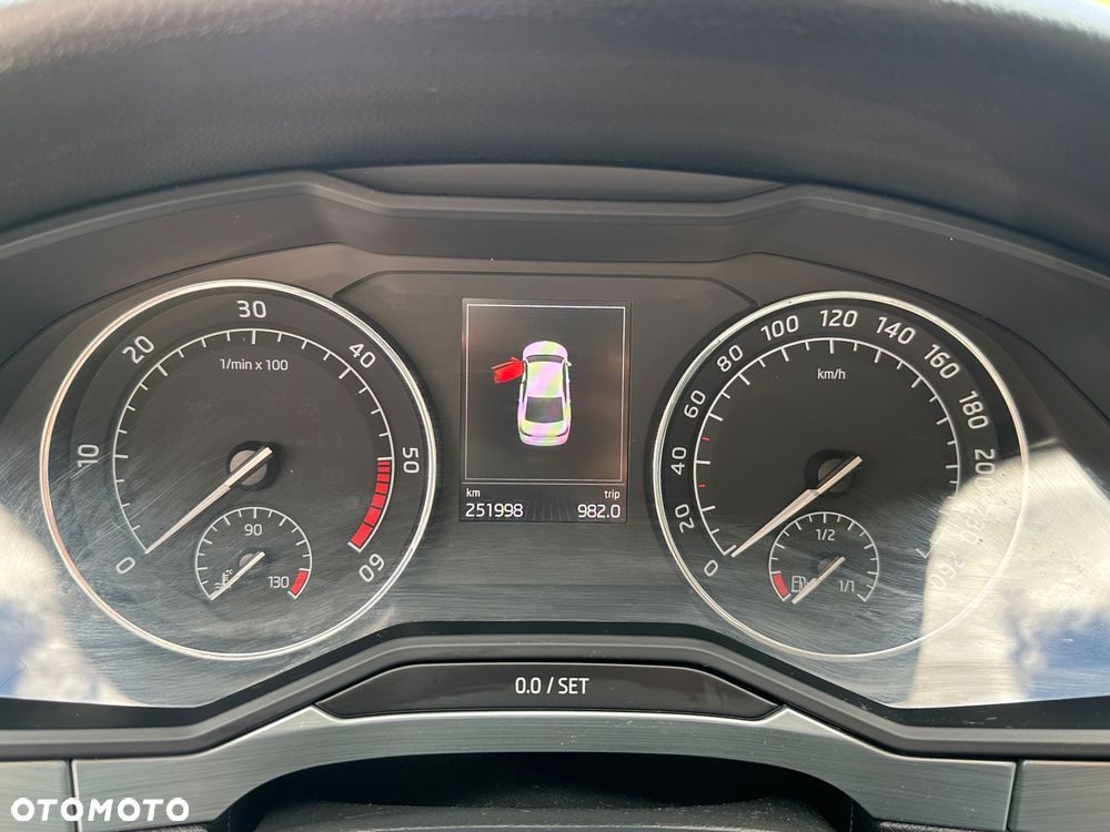 Skoda Superb ver-2-0-tdi-ambition-dsg - 8