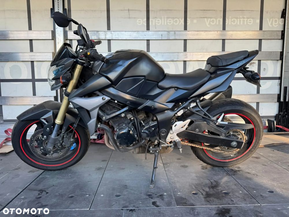 Suzuki GSR - 39