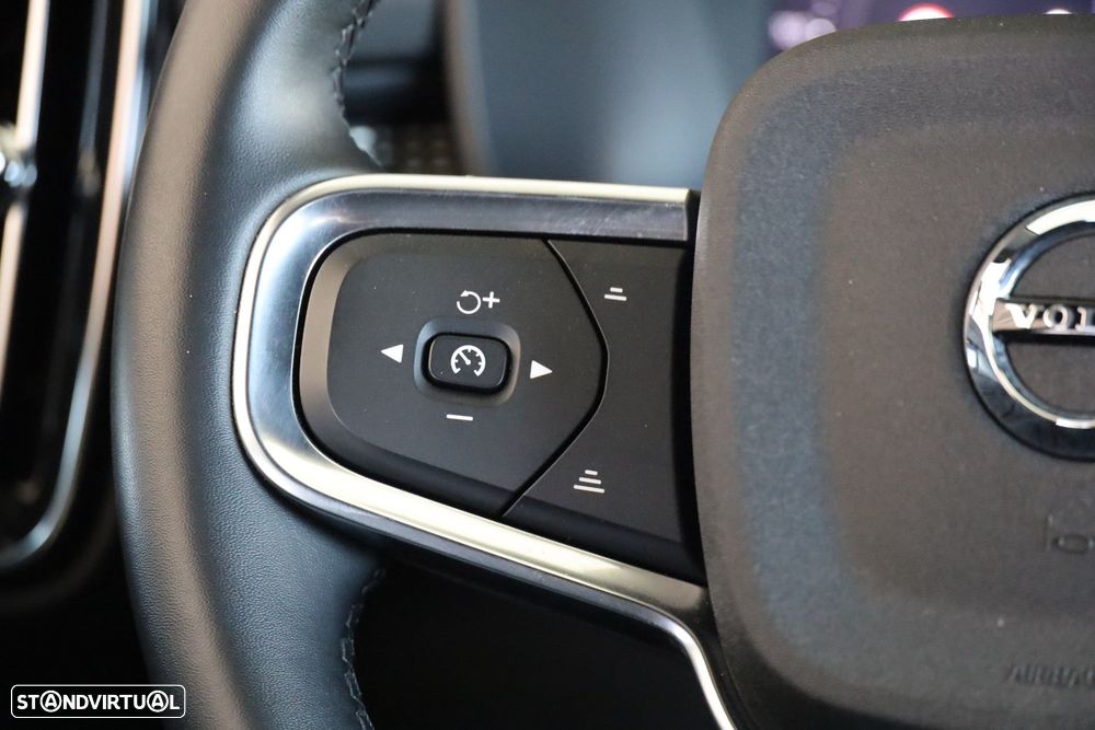 Volvo XC 40 2.0 B3 Plus Dark - 28