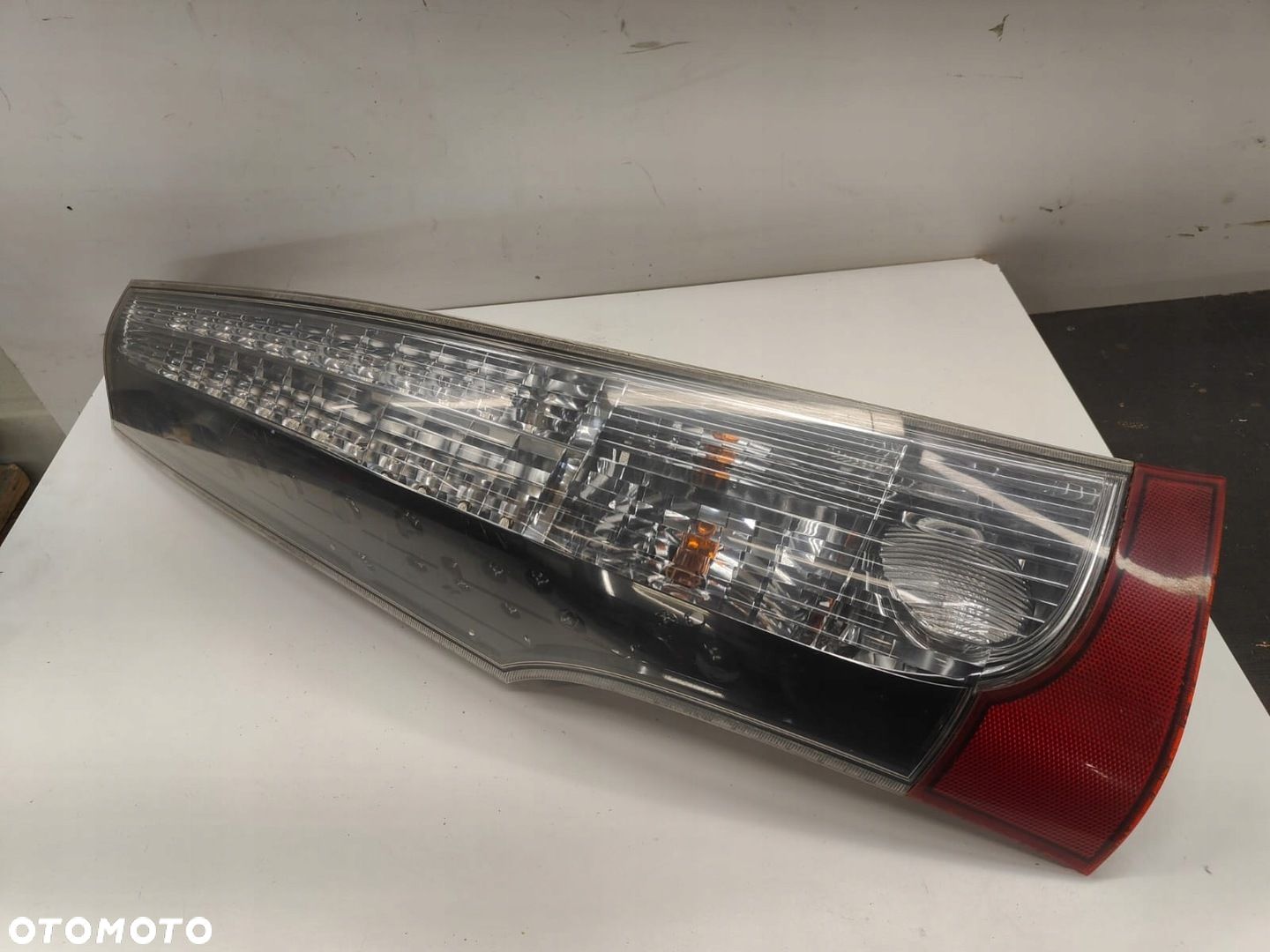Mitsubishi grandis 220-87642 LAMPA LEWA LEWY TYL TYLNA - 1