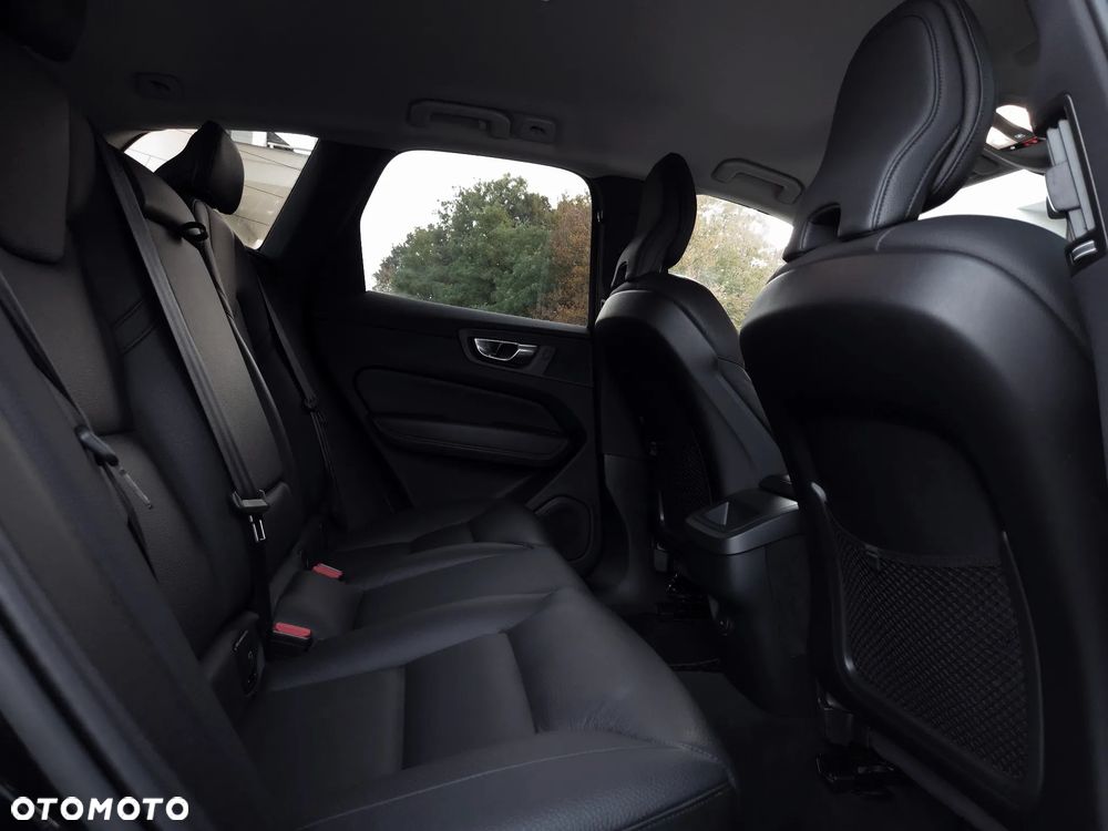 Volvo XC 60 B4 D AWD Plus Dark - 24