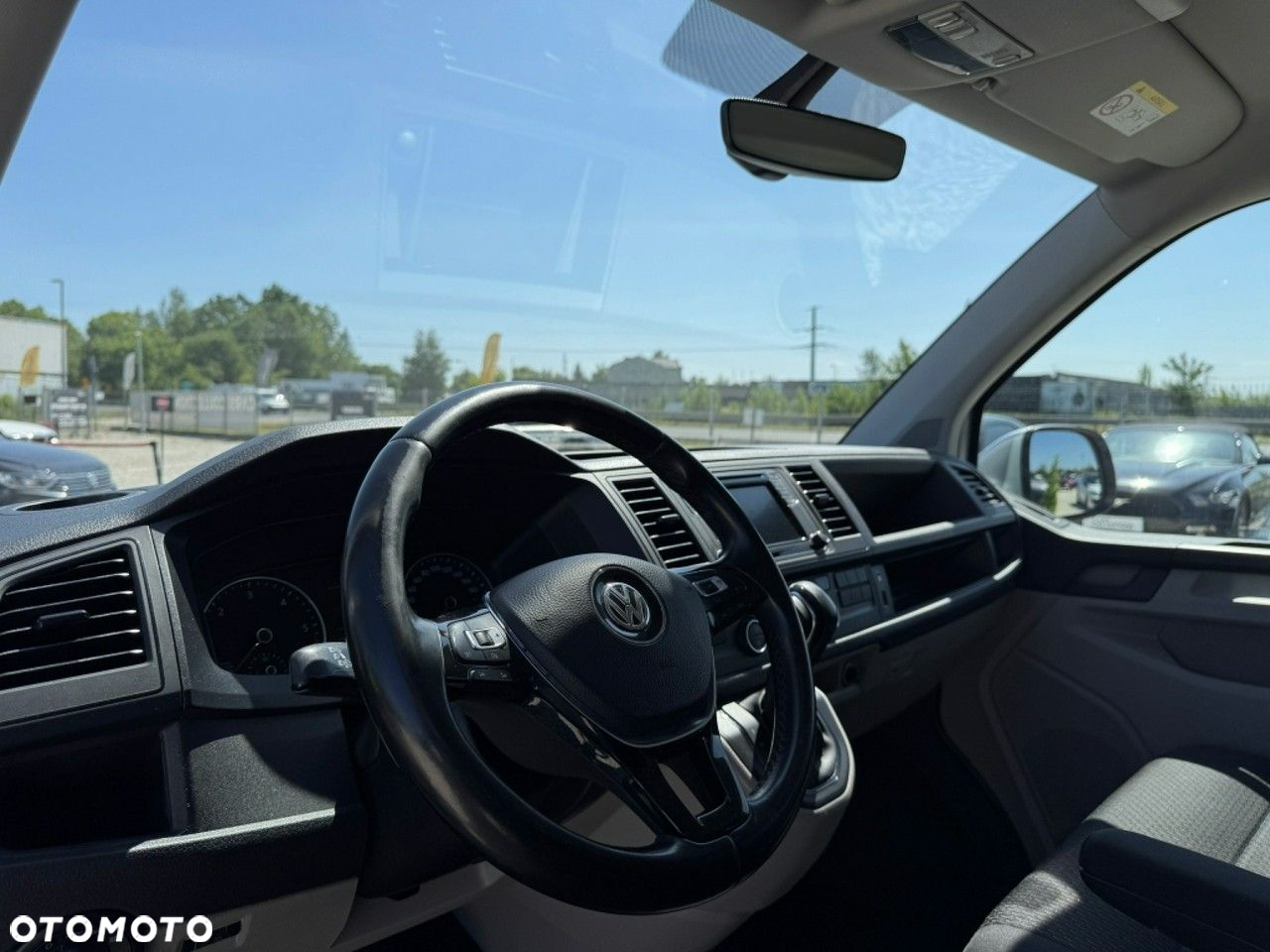 Volkswagen Caravelle - 10