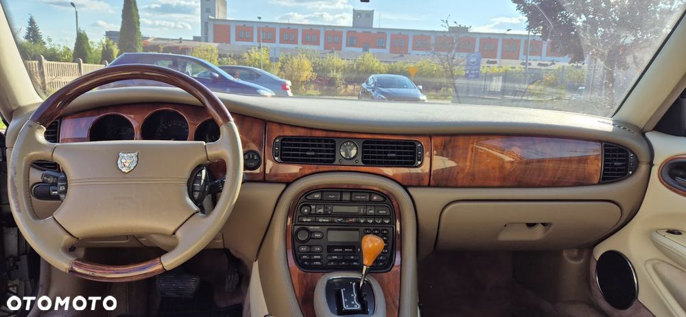Jaguar XJ - 7