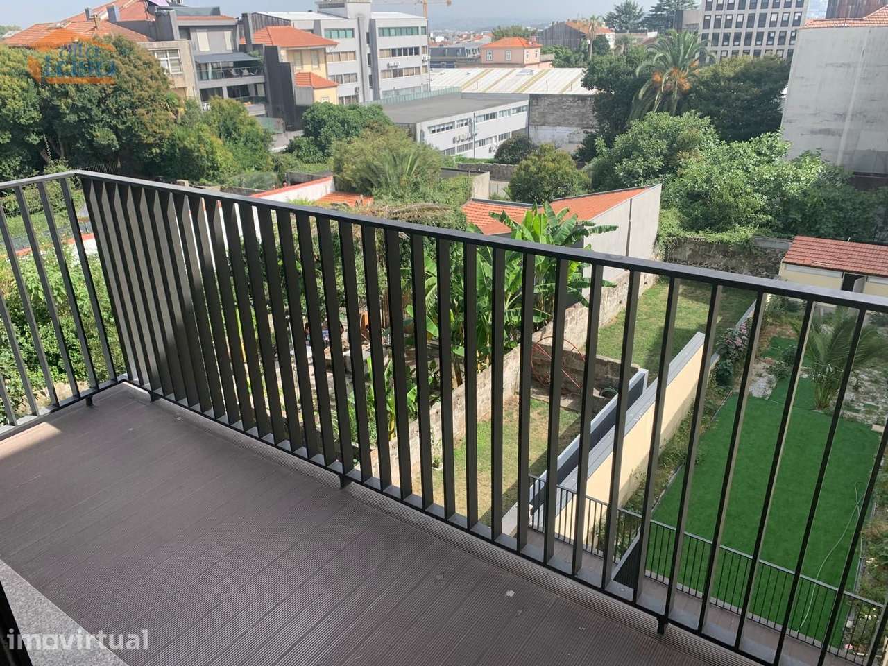 Junto á  Rua de Santa Catarina  encontramos este magnifico T0 com 53m2 - Grande imagem: 2/13