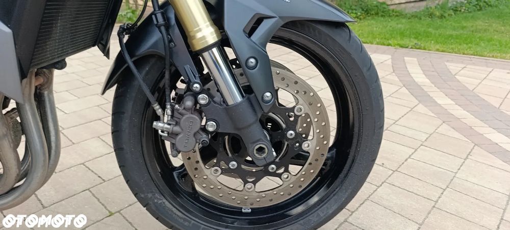 Suzuki GSR - 27